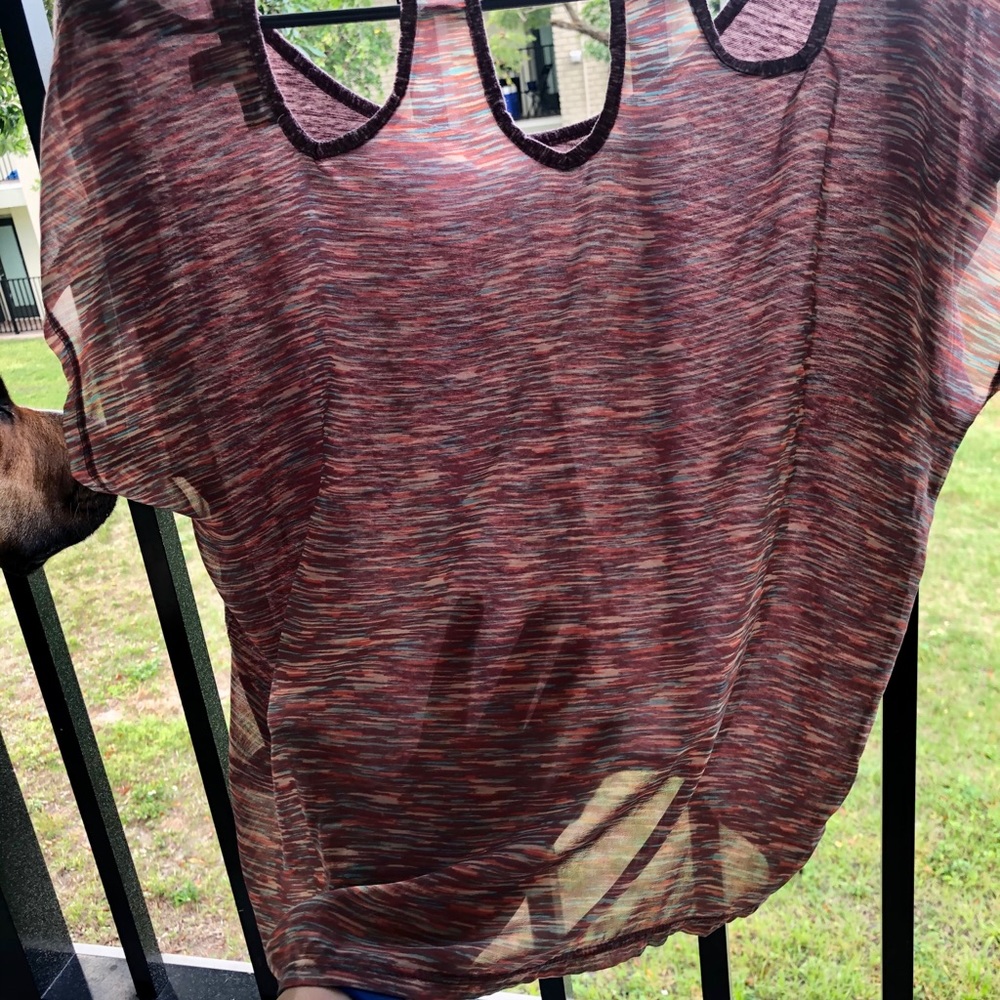 Cute Split Top - Picture 4 of 5